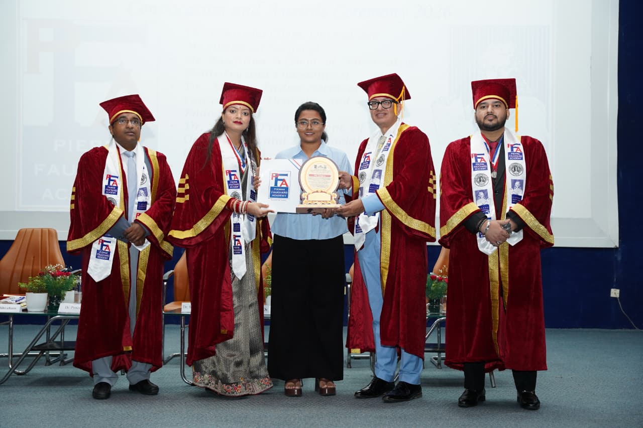 Vasunita S receiving the Dental Art Competition award from faculty